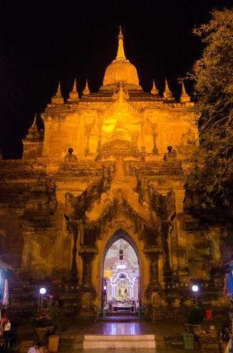 ライトアップされたゴドーパリィン寺院