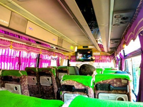 バスの車内ではひたすらミャンマー歌謡が爆音で流れ続けている