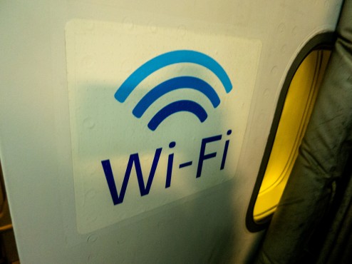 搭乗口にこのマークがあると機内Wifiが利用できる