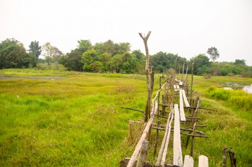 カンボジアの田舎によくある橋。壊れそうで壊れない。