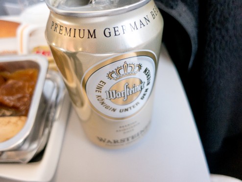 ルフトハンザではビールがちゃんとドイツビール。うまい。