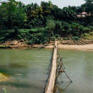 ナム・カーン川にかかる橋、ルアンパバン旧市街からこの橋を渡っていく