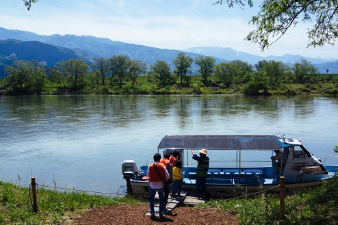 千曲川を渡し船で移動
