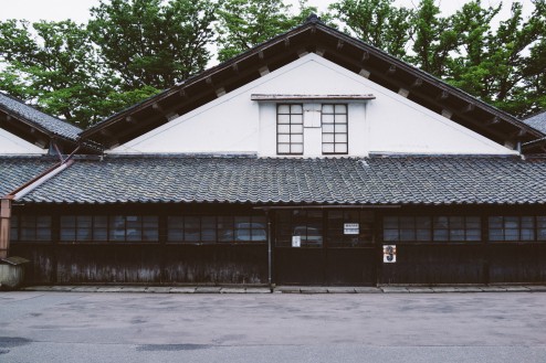 山居倉庫の表側は土蔵造り