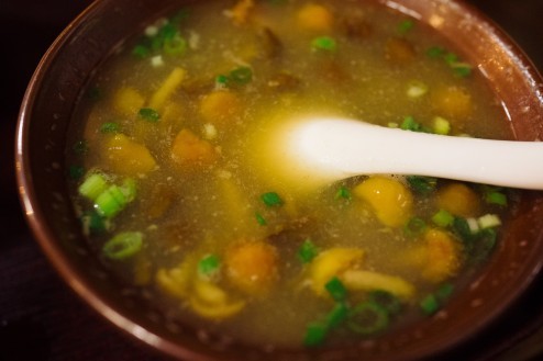 オプションだったかもしれないが、このなめこ汁は抜群に美味しい、呑んだあとに最高。