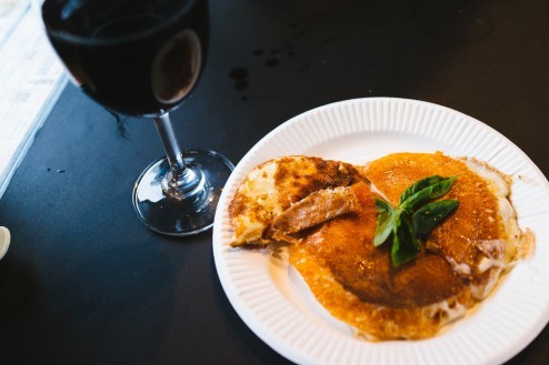 ワインと料理を楽しむこともできる。どちらも北海道産。