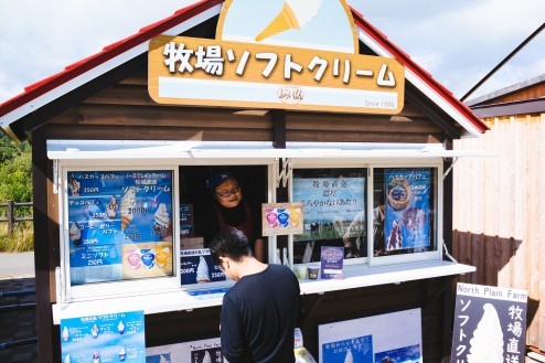 小さな売店あり、しかし周辺のパーキングエリアにはこれもない