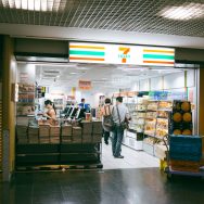 空港内のセブンイレブンでSIMカードを購入
