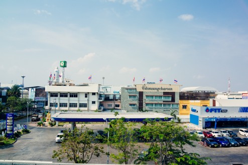 隣はガソリンスタンド