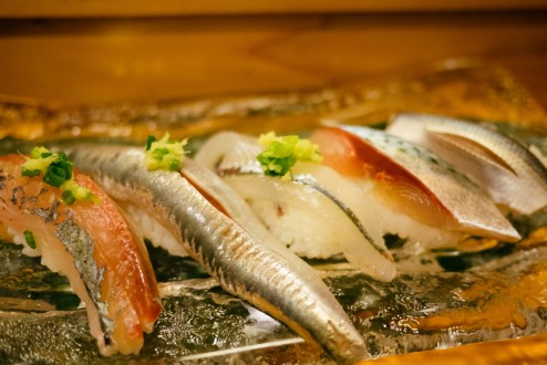 シメに握り、これもまた光り物