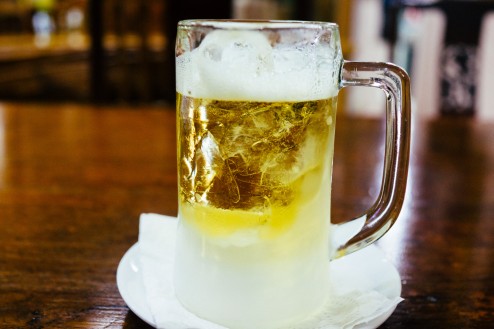 ビールは常温で氷をいれるのがこの国のスタイル