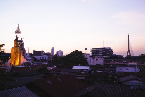 ルーフトップバーから眺める夕暮れは格別に美しい、バンコクの夏休み