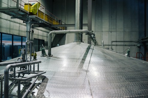 この蒸留の釜、スチールを打ち出して作っているのがわかる。