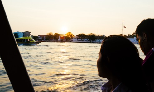 夕暮れ時のチャオプラヤエクスプレスで移動