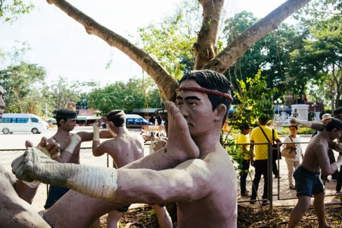 大量のムエタイ人形