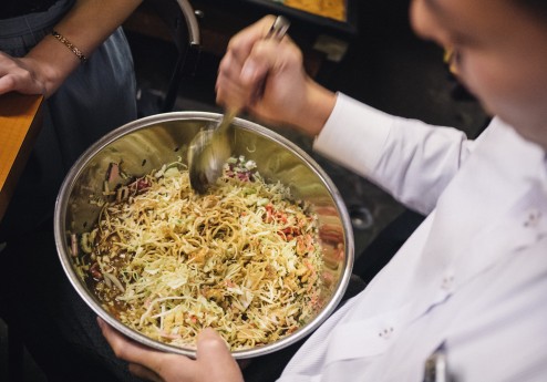 もんじゃのボールをヘラで叩くように混ぜてはいけない。これはよくない事例。