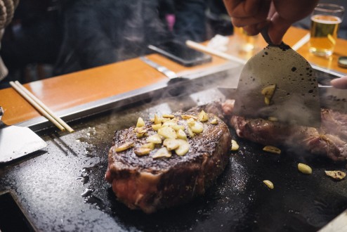 店員さんが肉を切り刻む