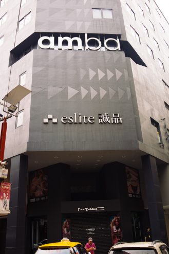 ホテルは西門の誠品書店の上にある