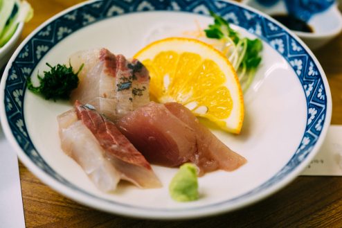 夕食の刺身、地の物が出てくる