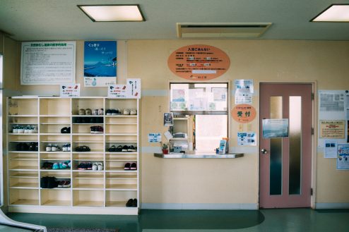 病院みたいな受付と待合室