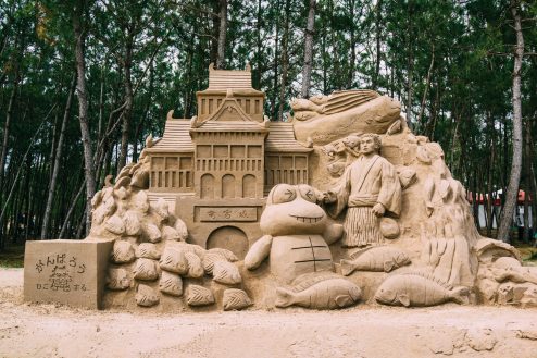 これはきっと竜宮城と浦島太郎・・あとはカエル？