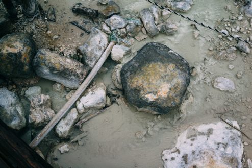 温泉の川、熱そう・・。