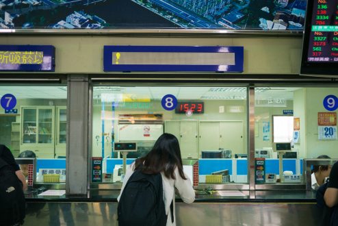 切符は駅の窓口で購入する