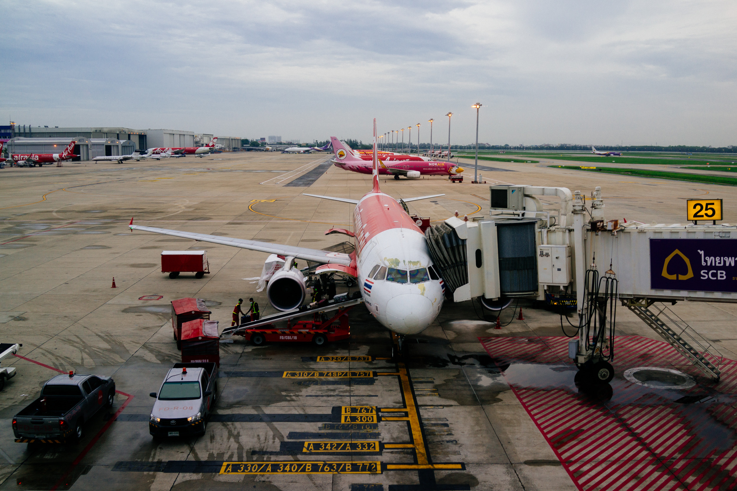エアアジア（バンコク-プノンペン）搭乗記、早朝のドンムアン空港は大混雑