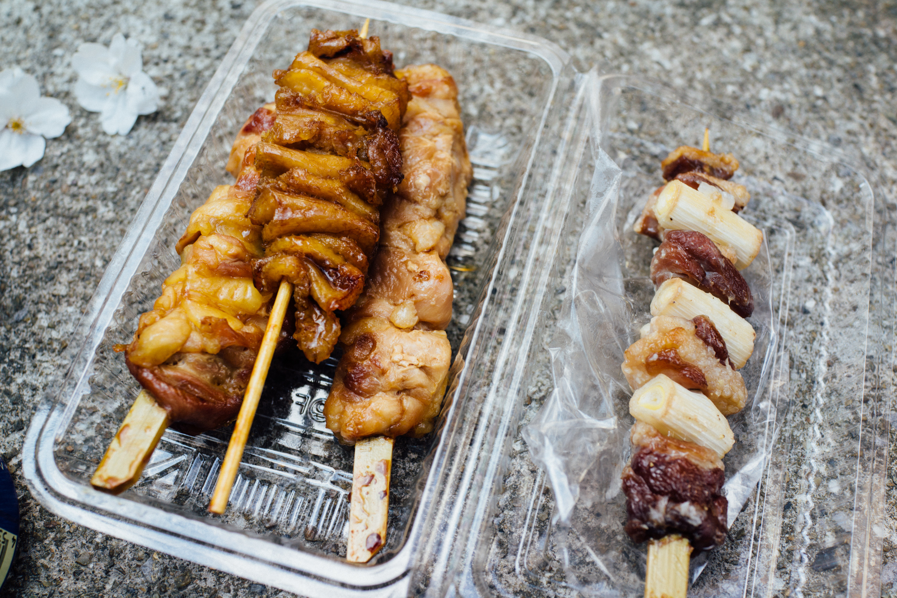 地元に愛される肉屋さん「竹松鶏肉店」で焼き鳥をテイクアウトする